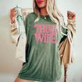 Pink Thug Wife クラシックなギャングスタイルのレトロなステートメント レディースオーバーサイズコンフォートTシャツ Moss