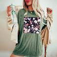 クラシックな桜柄の繊細なピンクの花びら。 レディースオーバーサイズコンフォートTシャツ Moss