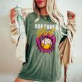 ソフトボール 女の子 名言 滴る アイスクリーム グラフィック ソフトボール ドリップ レディースオーバーサイズコンフォートTシャツ Moss