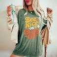 ミツバチ 養蜂家 ミツバチの巣立ち Bee Nice Or Buzz Off レディースオーバーサイズコンフォートTシャツ Moss