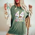 面白い44歳 若い44歳の誕生日おめでとうシャツ 男性用 女性用 レディースオーバーサイズコンフォートTシャツ Moss