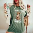 面白いチーターアニマル。チーターが大好きな女の子だけ。 レディースオーバーサイズコンフォートTシャツ Moss
