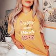 1972年3月より女王 花 1972年3月の誕生日 レディースオーバーサイズコンフォートTシャツ Mustard