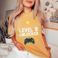 9歳 誕生日シャツ 男の子 女の子 ギフト 9歳 レベルアップ ゲーマー レディースオーバーサイズコンフォートTシャツ Mustard