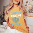 Daddy's Fishing Buddyon Daughter ギフトtシャツ レディースオーバーサイズコンフォートTシャツ Mustard