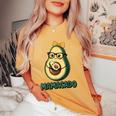 Mamacado Pregnant Avocado Mom Pun レディースオーバーサイズコンフォートTシャツ Mustard
