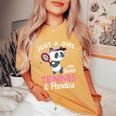 Just A Girl Who Love Tennis & Pandas パンダテニス愛好家 レディースオーバーサイズコンフォートTシャツ Mustard