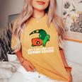 Just A Girl Who Loves Caiman Lizards ファニーカイマントカゲ レディースオーバーサイズコンフォートTシャツ Mustard