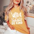 Be Kind Fish 学校教師の初日おめでとう レディースオーバーサイズコンフォートTシャツ Mustard
