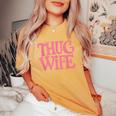 Pink Thug Wife クラシックなギャングスタイルのレトロなステートメント レディースオーバーサイズコンフォートTシャツ Mustard