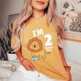 キッズ 2歳の誕生日 ライオン 2歳 男の子 女の子 レディースオーバーサイズコンフォートTシャツ Mustard