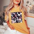 クラシックな桜柄の繊細なピンクの花びら。 レディースオーバーサイズコンフォートTシャツ Mustard