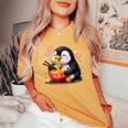 ペンギン食べる ラーメン 麺 ペンギン 男の子 女の子 キッズ 大人 レディースオーバーサイズコンフォートTシャツ Mustard