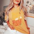 ミツバチ 養蜂家 ミツバチの巣立ち Bee Nice Or Buzz Off レディースオーバーサイズコンフォートTシャツ Mustard