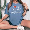 I Heart My Tattooed Girlfriend かわいいレッドハートデザイン レディースオーバーサイズコンフォートTシャツ Blue Jean