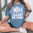 Be Kind Fish 学校教師の初日おめでとう レディースオーバーサイズコンフォートTシャツ Blue Jean