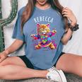 レベッカ 踊る子猫デザイン 女の子 名前 レベッカ レディースオーバーサイズコンフォートTシャツ Blue Jean