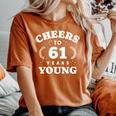 Cheers To 61歳 若い 61歳 61歳 誕生日 男性 女性 レディースオーバーサイズコンフォートTシャツ Yam