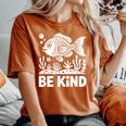 Be Kind Fish 学校教師の初日おめでとう レディースオーバーサイズコンフォートTシャツ Yam