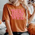 Pink Thug Wife クラシックなギャングスタイルのレトロなステートメント レディースオーバーサイズコンフォートTシャツ Yam