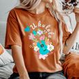 ウクレレギフト 70年代の花のウクレレ奏者 レディースオーバーサイズコンフォートTシャツ Yam