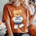 クールなテディベアの女の子と無料の抱擁イラストグラフィック。 レディースオーバーサイズコンフォートTシャツ Yam