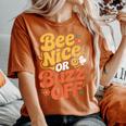 ミツバチ 養蜂家 ミツバチの巣立ち Bee Nice Or Buzz Off レディースオーバーサイズコンフォートTシャツ Yam
