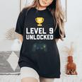 9歳 誕生日シャツ 男の子 女の子 ギフト 9歳 レベルアップ ゲーマー レディースオーバーサイズコンフォートTシャツ Black
