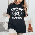 Cheers To 61歳 若い 61歳 61歳 誕生日 男性 女性 レディースオーバーサイズコンフォートTシャツ Black