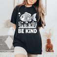 Be Kind Fish 学校教師の初日おめでとう レディースオーバーサイズコンフォートTシャツ Black