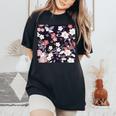 クラシックな桜柄の繊細なピンクの花びら。 レディースオーバーサイズコンフォートTシャツ Black