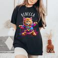 レベッカ 踊る子猫デザイン 女の子 名前 レベッカ レディースオーバーサイズコンフォートTシャツ Black