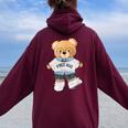クールなテディベアの女の子と無料の抱擁イラストグラフィック。 レディース オーバーサイズ パーカー バックプリント Maroon