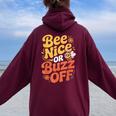 ミツバチ 養蜂家 ミツバチの巣立ち Bee Nice Or Buzz Off レディース オーバーサイズ パーカー バックプリント Maroon