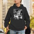 セクシーガールグラフィックtシャツ セクシーブロンドメカニックピンナップガールbw パーカー