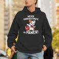 猫に言わせると、Don't Underestimate My Pawer Pun Cat（私の肉球を甘く見ないで）。 パーカー