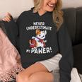猫に言わせると、Don't Underestimate My Pawer Pun Cat（私の肉球を甘く見ないで）。 パーカー