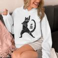 太極拳の練習をしている陽気な猫 陰陽 長袖tシャツ パーカー