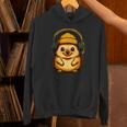 かわいいハリネズミ、ビーニーとヘッドフォン、居心地の良い音楽愛好家。 長袖tシャツ パーカー