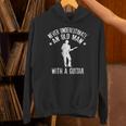 ギターで老人を過小評価しないでください面白い引用 長袖tシャツ パーカー
