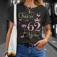 62歳、62歳の女王の誕生日、62歳の誕生日に乾杯。 Tシャツ 彼女への贈り物