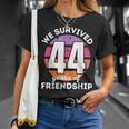 Celebrating 44 Years Of Friendship 面白いグループマッチング Tシャツ 彼女への贈り物