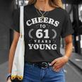 Cheers To 61歳 若い 61歳 61歳 誕生日 男性 女性 Tシャツ 彼女への贈り物