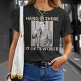 Hang In There It Gets Worse 皮肉なユーモア Tシャツ 彼女への贈り物