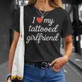 I Heart My Tattooed Girlfriend かわいいレッドハートデザイン Tシャツ 彼女への贈り物