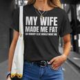 My Wife Made Me Fat Unhinged Dad Joke 不潔なミーム ぽっちゃり Tシャツ 彼女への贈り物