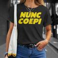 Nunc Coepi Now I Begin Tシャツ 彼女への贈り物
