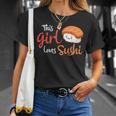 This Girl Lovesushi かわいい フェミニン 食べ物 引用アート Tシャツ 彼女への贈り物