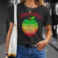 「Powered By Apples（リンゴの力）」リンゴ スライス 充電 バッテリー 残量 おもしろみ 可愛い Tシャツ 彼女への贈り物