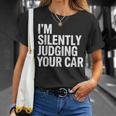 あなたの車を黙って判断してる面白いドライバーの名言 Tシャツ 彼女への贈り物